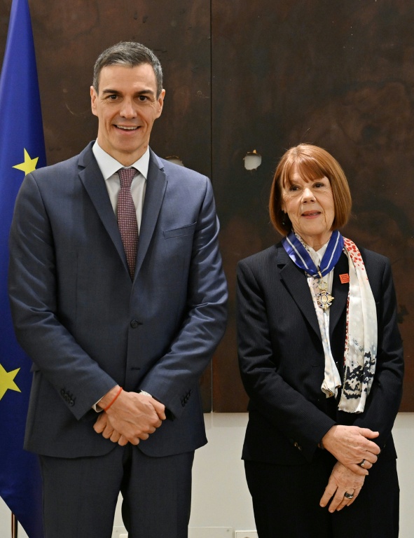 Photo diffusée par La Moncloa, le 3 mars 2026, montrant le Premier ministre espagnol Pedro Sánchez (g) après avoir remis l'Ordre du Mérite civil à la Française Gisèle Pelicot, figure emblématique de la lutte contre les violences sexuelles, au palais de La Moncloa à Madrid