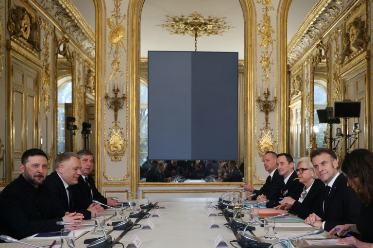 Le président français Emmanuel Macron (2e d) et son homologue ukrainien Volodymyr Zelensky lors d'une réunion à l'Elysée, le 13 mars 2026 à Paris