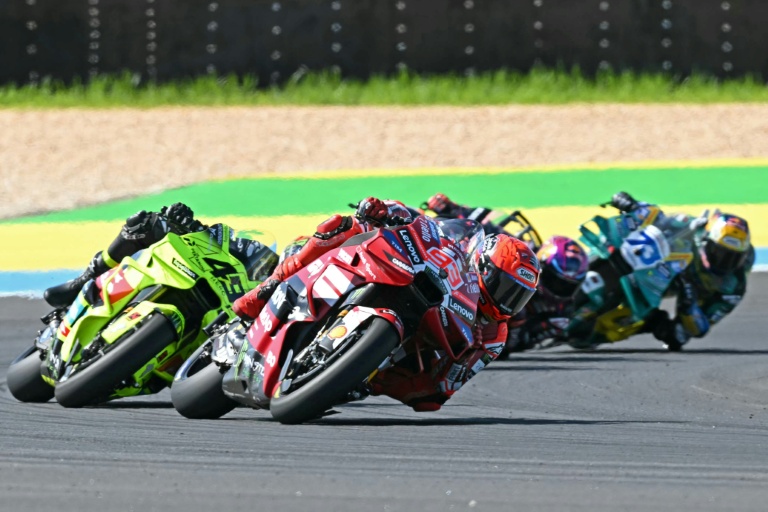 Marc Marquez (Ducati), en rouge, durant le Grand Prix de MotoGP du Brésil, le 22 mars 2026, à Goiania