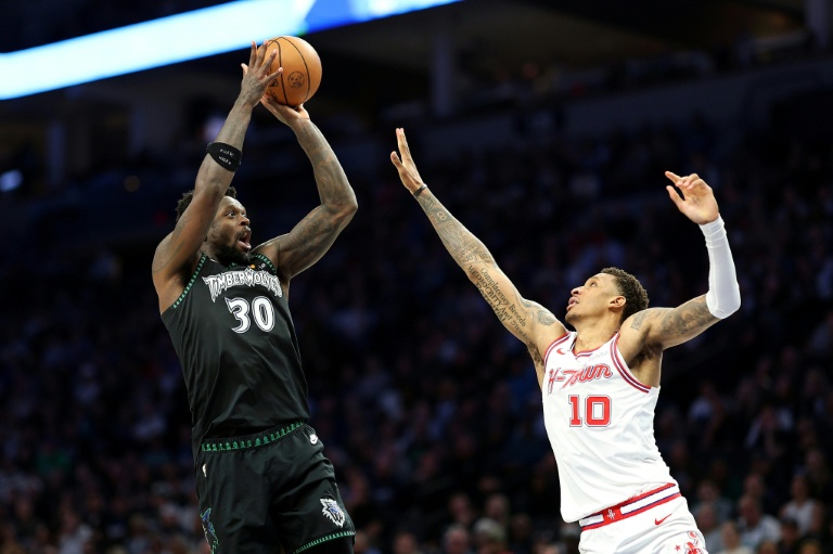 Julius Randle (g) tente un panier malgré la défense de Jabari Smith Jr lors du match NBA des Minnesota Timberwolves contre les Houston Rockets, le 25 mars 2026 à Minneapolis
