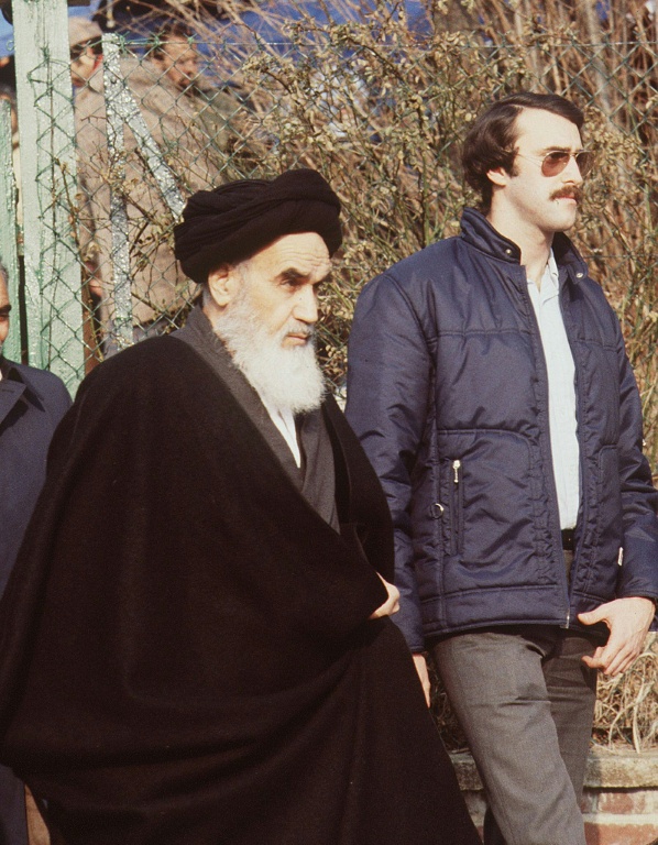 L'ayatollah Khomeini, en exil, sort de sa villa pour se rendre à la prière du vendredi en janvier 1979 à Neauphle-le-Château, dans les Yvelines