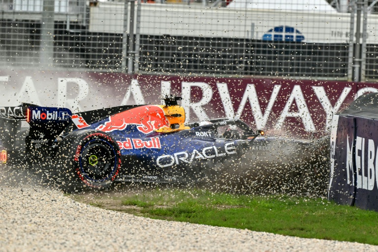 Max Verstappen victime d'un accident au volant de sa Red Bull lors des qualifications du Grand Prix d'Australie, le 7 mars 2026 à Melbourne