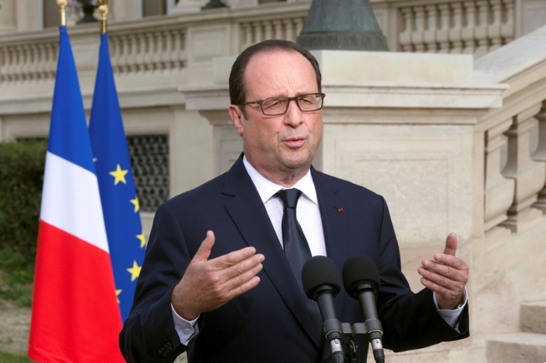 François Hollande, alors président, prononce un discours devant le ministère des Affaires étrangères à Paris, le 26 juillet 2014, après avoir rencontré les familles des victimes du vol AH5017 d'Air Algérie qui s'est écrasé au Mali le 24 juillet