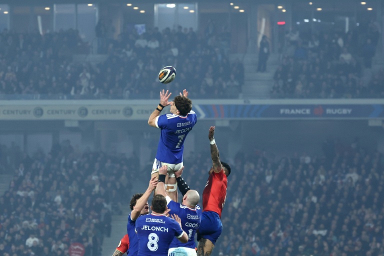 Le troisième ligne aile français Oscar Jegou attrape le ballon lors du match du Tournoi des six nations entre la France et l'Italie, à Villeneuve-d'Ascq, le 22 février 2026