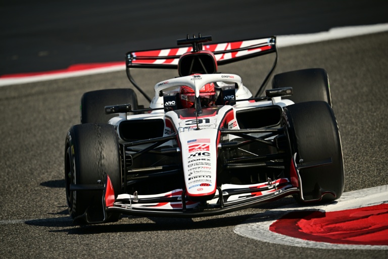 Esteban Ocon participe à une séance de tests sur sa Haas lors des essais d'avant saison à Bahreïn, le 20 février 2026