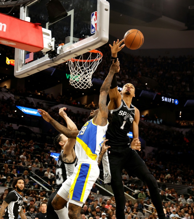 Victor Wembanyama (d) contre un tir de Quenton Jackson(c) lors du match NBA des San Antonio Spurs contre les Indiana Pacers, le 21 mars 2026 à San Antonio