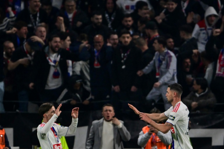 L'attaquant lyonnais Roman Yaremchuk (à droite) fête son but contre le RC Lens en quart de finale de la Coupe de France au Groupama Stadium de Decines-Charpieu près de Lyon le 5 mars 2026 en France