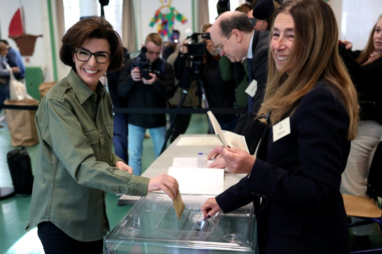 Rachida Dati, candidate Les Républicains (LR) à la mairie de Paris, vote lors du 2e tour des municipales, le 22 mars 2026 à Paris