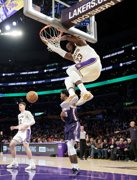 LeBron James marque lors du match NBA des Los Angeles Lakers contre les Sacramento Kings, le 1er mars 2026 à Los Angeles