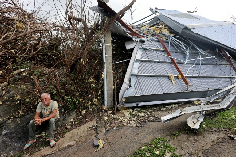 Un habitant est assis près d'une maison qui s'est effondrée sous les coups de boutoir du cyclone Garance à Saint-Benoît, sur l'île de La Réunion, le 1er mars 2025