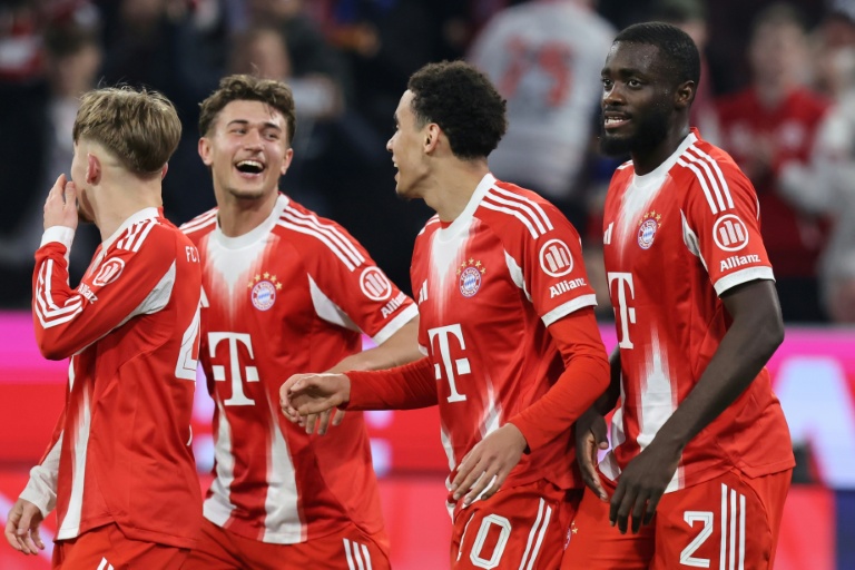 Le milieu du Bayern Munich Jamal Musiala félicité par ses coéquipiers après son but sur penalty contre Mönchengladbach le 6 mars 2026 à Munich
