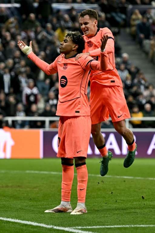 La joie et le soulagement de Lamine Yamal (G) après son égalisation sur pénalty contre Newcastle (1-1), en huitième de finale aller de la Ligue des champions, le 10 mars 2026 à St James' Park