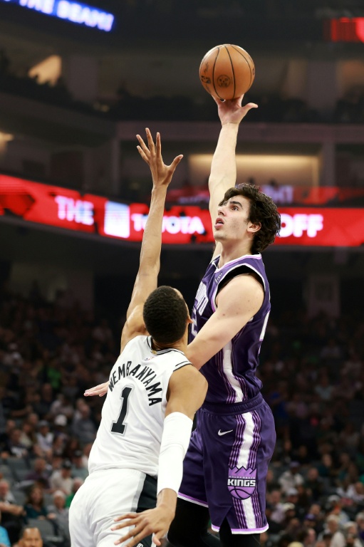 Maxime Raynaud, le pivot français des Sacramento Kings, tire par-dessus Victor Wembanyama, l'ailier fort français des San Antonio Spurs, lors d'un match de NBA, à Sacramento, le 17 mars 2026