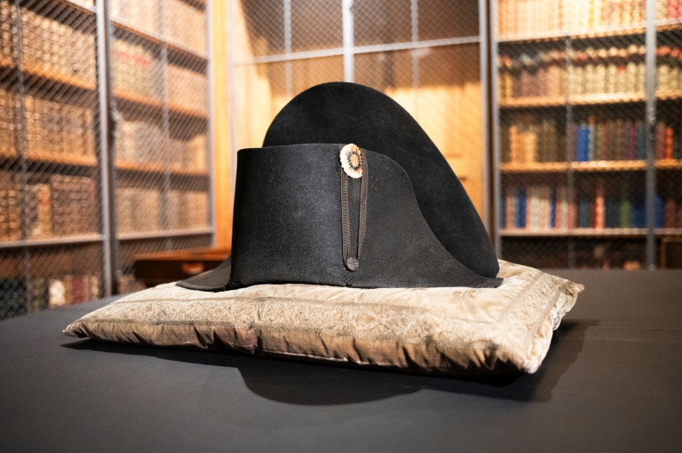 Un bicorne de l'empereur Napoléon 1er exposé au château de Chantilly,le 26 mars 2026 dans l'Oise