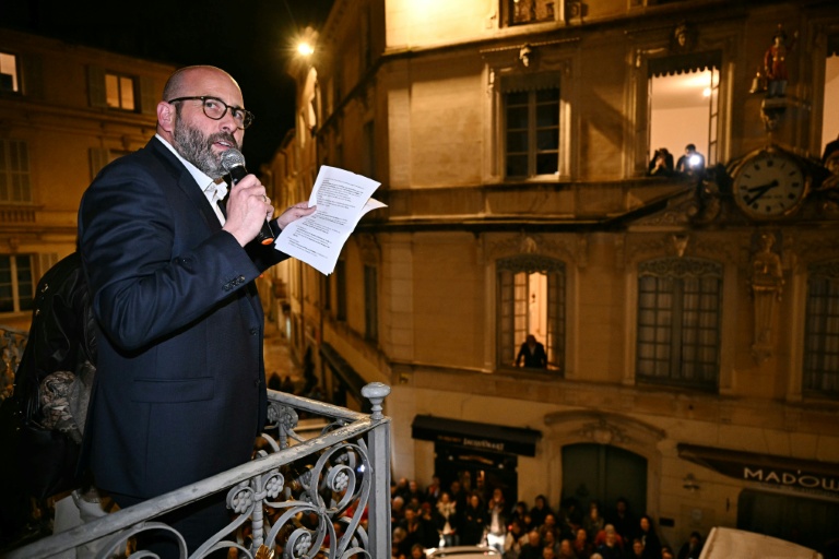 Vincent Bouget, candidat de l'Union de la gauche (hors LFI) à la mairie de Nîmes, s'adresse à ses partisans après l'annonce des résultats officiels au QG de campagne, à l'issue du 2e tour des municipales, le 22 mars 2026 à Nîmes, dans le Gard