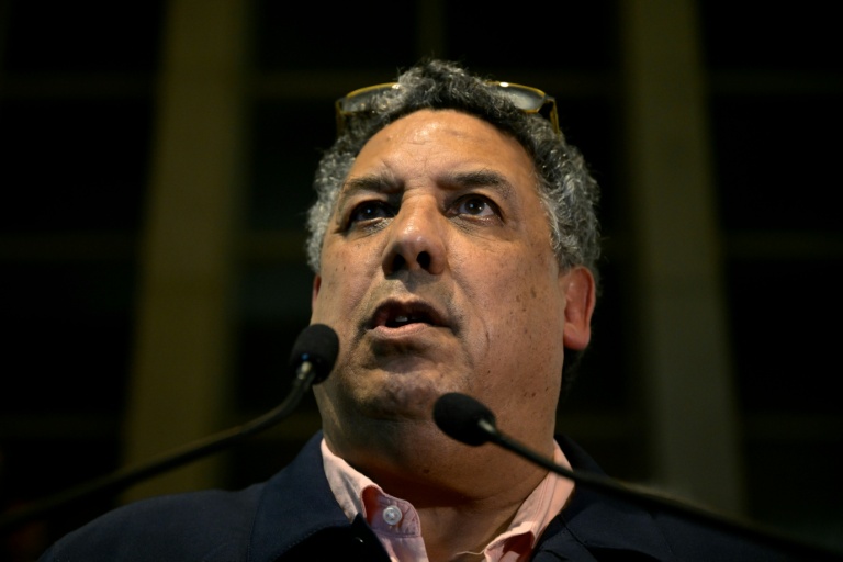 Le candidat indépendant à la mairie de Biarritz, Serge Blanco (c), fait une déclaration après les résultats du second tour des municipales à Biarritz, le 22 mars 2026 dans les Pyrénées-Atlantiques