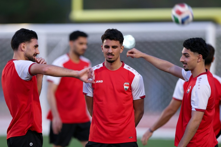 Le défenseur irakien Hussein Ali (centre) et des coéquipiers lors d'une session d'entraînement à Monterrey (Mexique) le 30 mars 2026, à la veille du barrage d'accession au Mondial de foot contre la Bolivie.