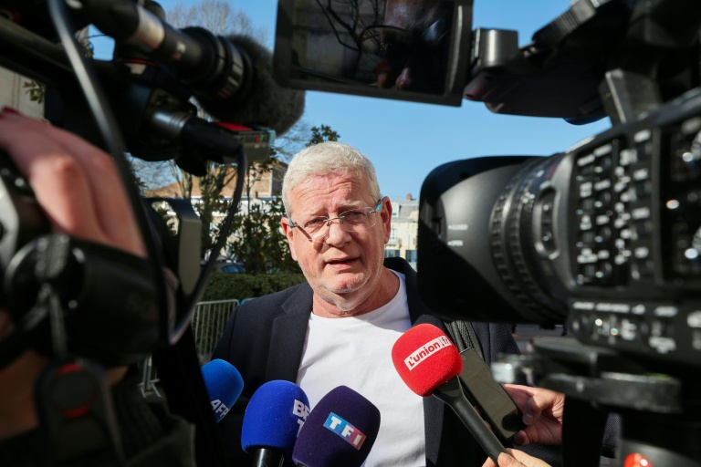 Me Xavier Terquem-Adoue, avocat de la mère et de l'oncle d'Elisa Pilarski, fait une déclaration aux journalistes devant le tribunal de Soissons, le 3 mars 2026 dans l'Aisne