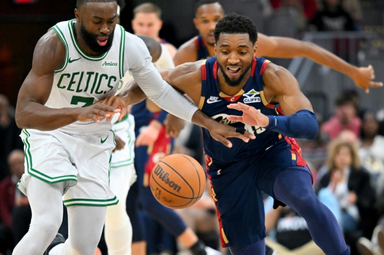 Jaylen Brown (g) et Donovan Mitchell lors du match NBA des Boston Celtics contre les Cleveland Cavaliers, le 8 mars 2026 à Cleveland