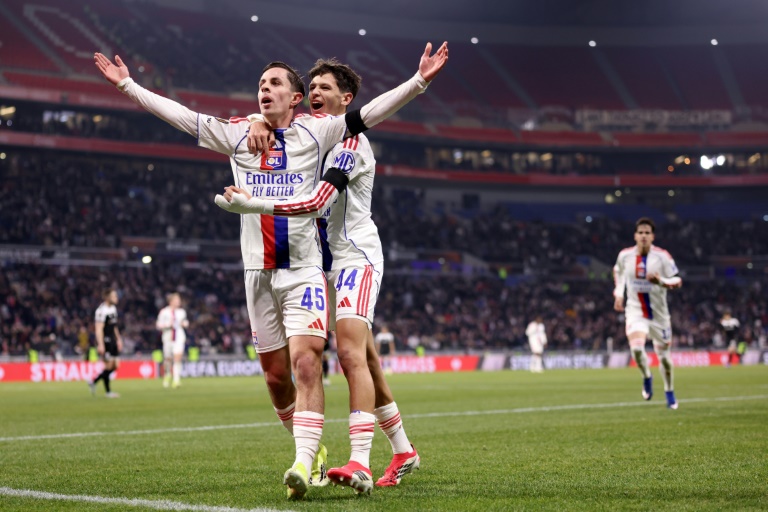 Les jeunes Lyonnais Rémi Himbert (g) et Khalis Merah lors du match de Ligue Europa, le 29 janvier 2026 à Décines-Charpieu