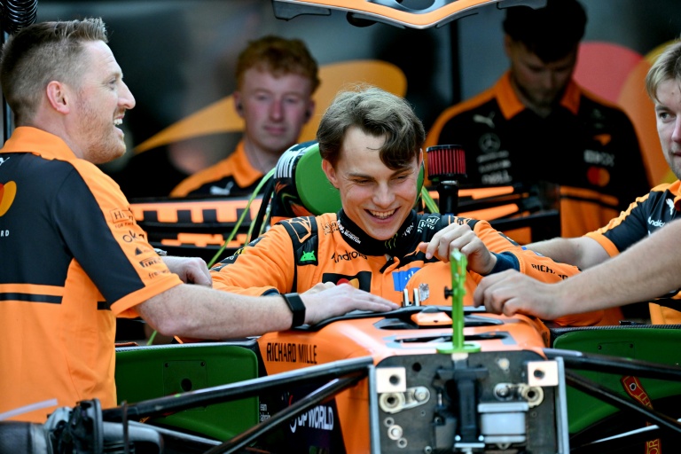 Oscar Piastri s'installe dans sa McLaren encore au garage à la veille des premiers essais libres du Grand Prix d'Australie, le 5 mars 2026 à Melbourne