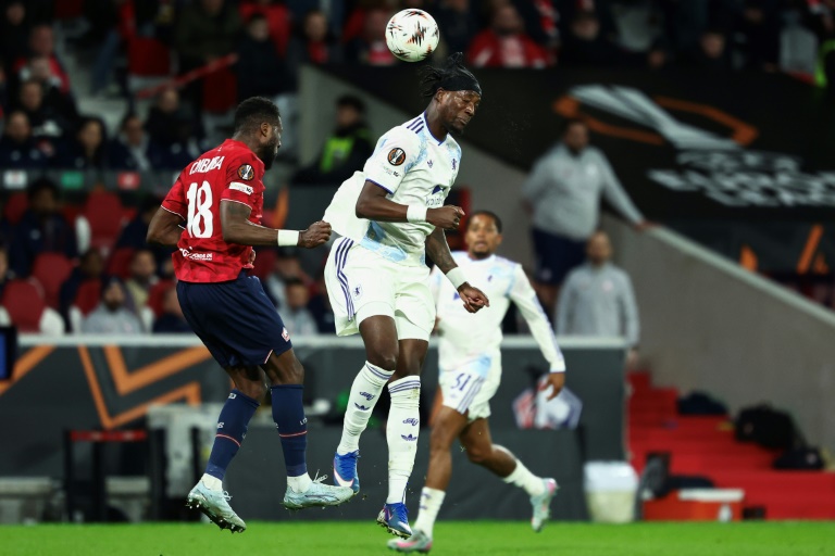 Le défenseur de Lille Chancel Mbemba (à gauche) et l'attaquant d'Aston Villa Tammy Abraham face à face en C3 le 12 mars 2026 à Villeneuve-d'Ascq en France