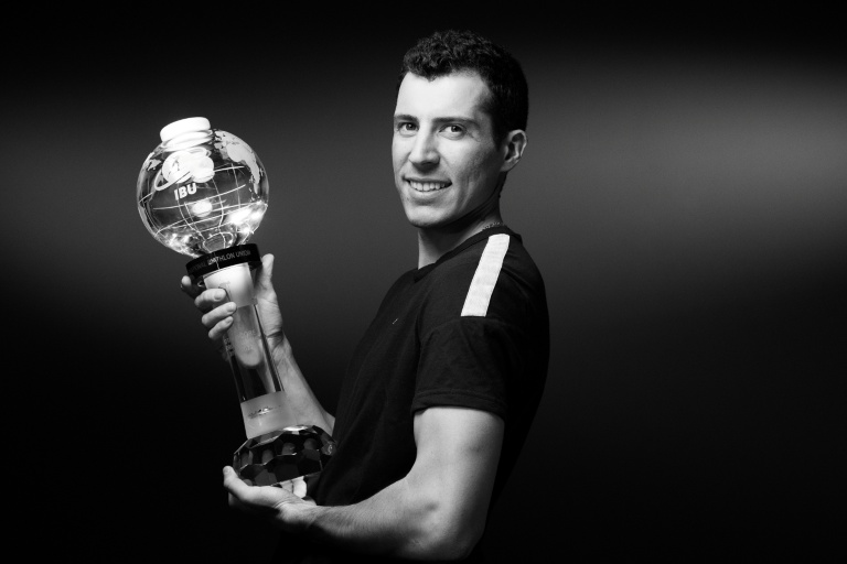 Le biathlète multimédaillé Quentin Fillon Maillet lors d'une séance de shooting photo à Paris, le 23 mars 2022