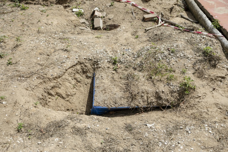 Des fouilles archéologiques au cimetière militaire de Thiaroye, près de Dakar, le 23 octobre 2025 au Sénégal