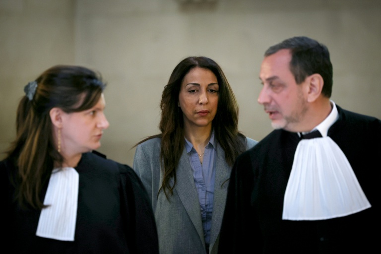 Henda Ayari, l'une des parties civiles au procès pour viols de Tariq Ramadan à Paris, entourée de ses avocats Sarah Mauger-Poliak et David-Olivier Kaminski, le 2 mars 2026
