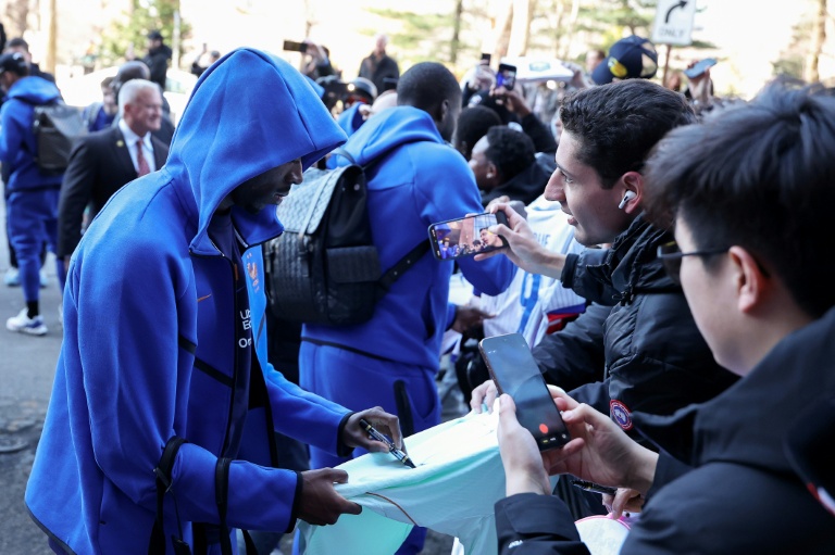L'attaquant français Ousmane Dembélé signe des autographes à son arrivée à l'hôtel de l'équipe de France, à Boston, le 24 mars 2026
