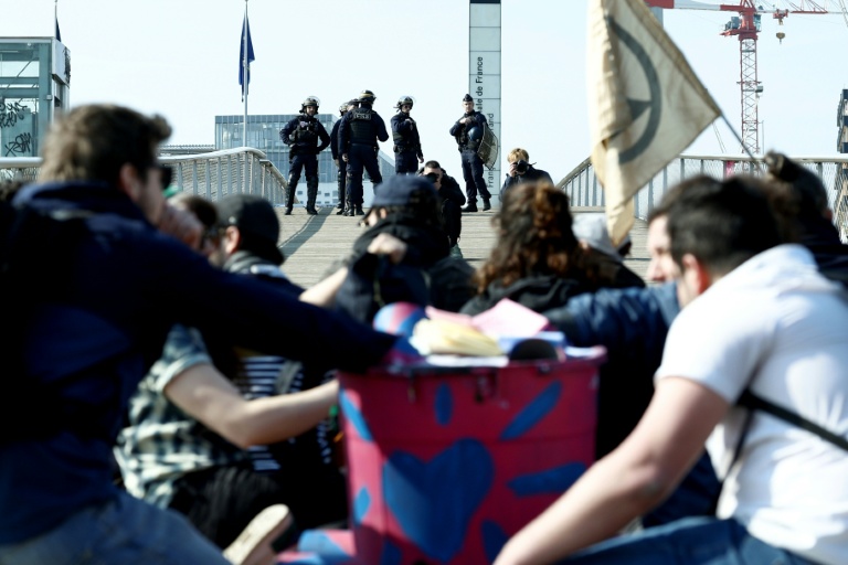 Des militants du groupe écologiste Extinction Rebellion (XR) occupent la passerelle Simone-de-Beauvoir, le 21 mars 2026 à Paris