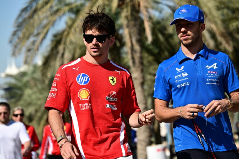 Pierre Gasly (à droite) discute avec Charles Leclerc dans le paddock durant les essais d'avant saison, le 19 février 2026 à Bahreïn