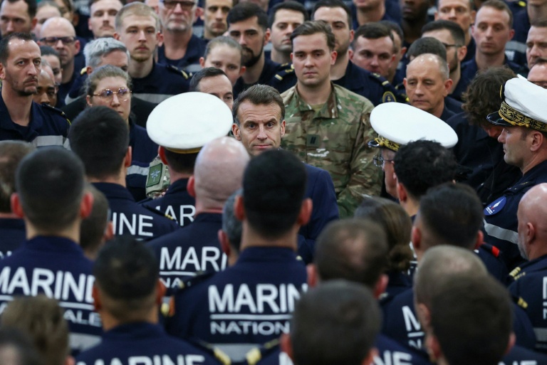Le président français Emmanuel Macron sur le porte-avion Charles de Gaulle le 9 mars 2026, en mer Méditerranée