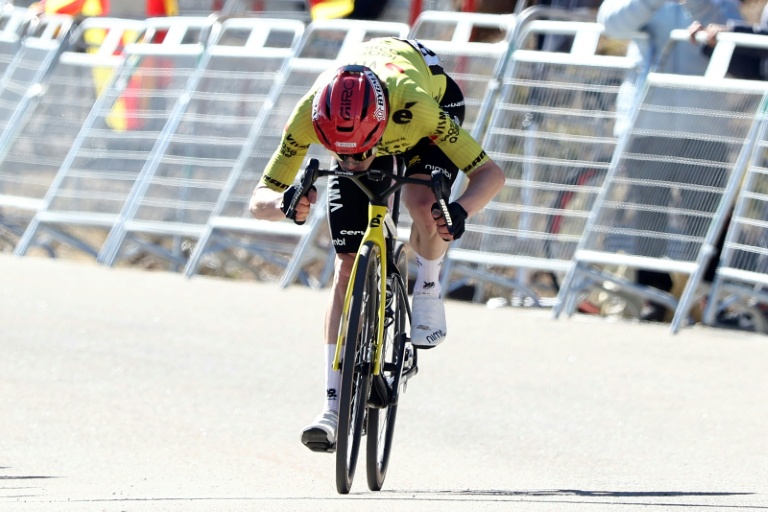 Jonas Vingegaard embrasse la photo de sa femme et ses enfants collée sur son guidon avant de couper en vainqueur la ligne d'arrivée de la 5e étape du Tour de Catalogne le 27 mars 2026 à La Molina