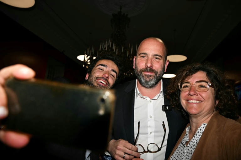 Vincent Bouget, candidat de l'Union de la gauche (hors LFI) à la mairie de Nîmes, avec des partisans après l'annonce des résultats officiels au QG de campagne, à l'issue du 2e tour des municipales, le 22 mars 2026 à Nîmes, dans le Gard