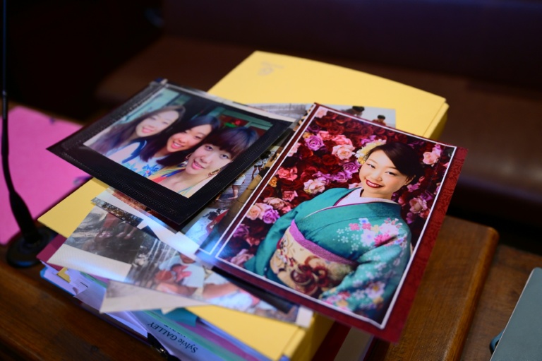 Des photos de la Japonaise Narumi Kurosaki, assassinée en 2016, présentées avant le troisième procès du Chilien Nicolas Zepeda,à Lyon, le 17 mars 2026