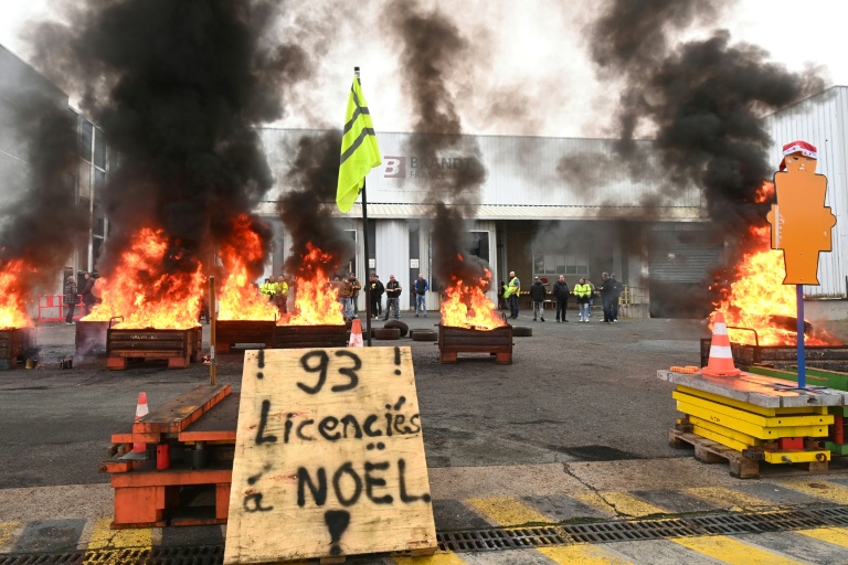 Des feux allumés lors d'une manifestation à l'usine Brandt de Vendôme dans le Loir-et-Cher, le 11 décembre 2025