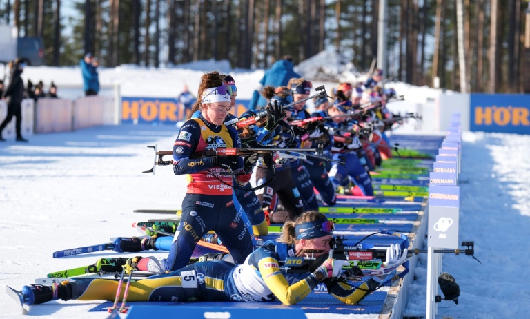 La Française Lou Jeanmonnot, ici à genoux sur le pas de tir lors d'une étape de la Coupe du monde de biathlon à Kontiolahti (Finlande), le 7 mars 2026