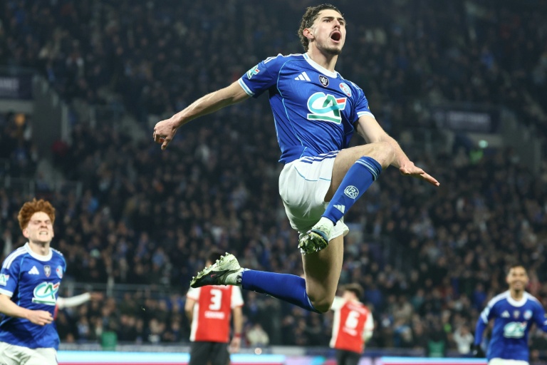 L'attaquant argentin de Strabsbourg Joaquin Panichelli après avoir ouvert le score contre Reims en quart de finale de la Coupe de France le 3 mars 2026 au stade de la Meinau