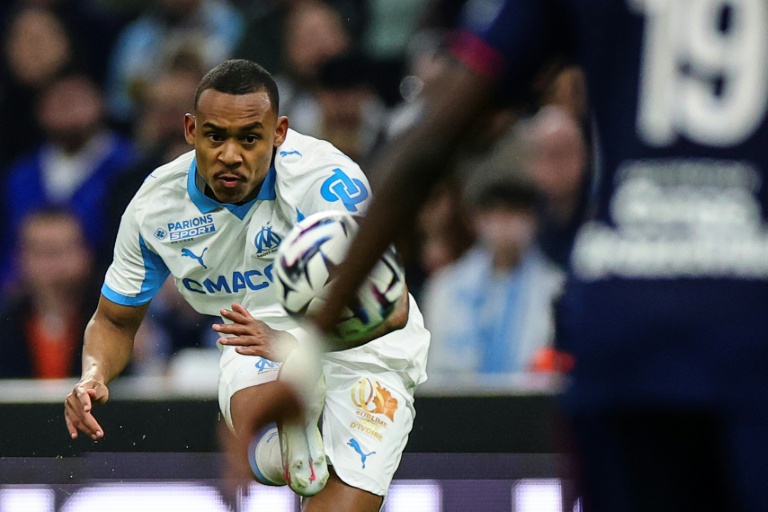 Le Brésilien de Marseille Igor Paixao marque le deuxième but de son équipe mercredi contre Toulouse en quart de finale de coupe de France au stade Vélodrome de Marseille.