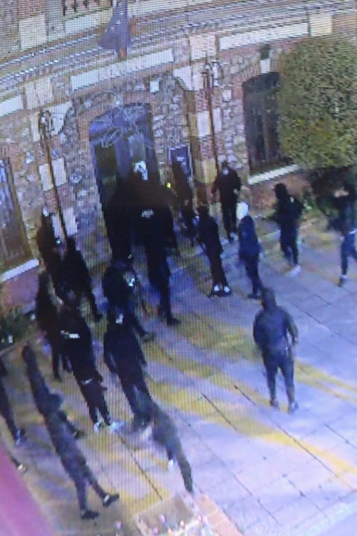 Capture d'écran des images de vidéosurveillance de la mairie de Fresnes, diffusée par le maire le 28 mars 2026, montrant des intrus cagoulés devant la mairie de Fresnes dans la nuit du 28 mars 2026