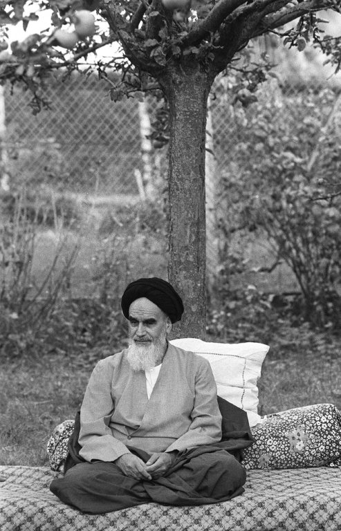 L'ayatollah Khomeini, en exil, dans son jardin à Neauphle-Le-Château, dans les Yvelines, quelques mois avant son retour triomphal en Iran, le 10 octobre 1978