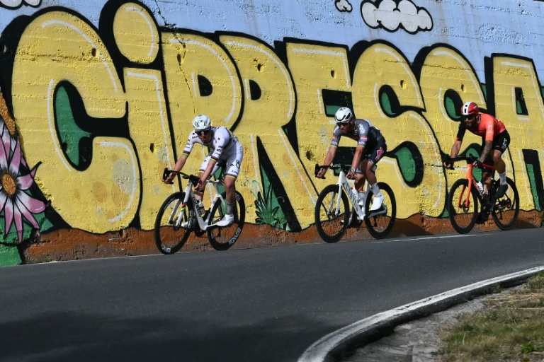 Tadej Pogacar devant Mathieu Van Der Poel et Filippo Ganna dans la descente de la Cipressa lors de Milan - Sanremo le 22 mars 2025