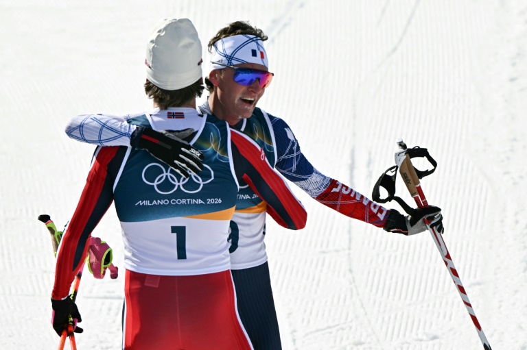 Le fondeur français Mathis Desloges (d), médaillé d'argent du skiathlon derrière le Norvégien Johannes Klaebo (g) lors des JO de Milan Cortina, le 8 février 2026