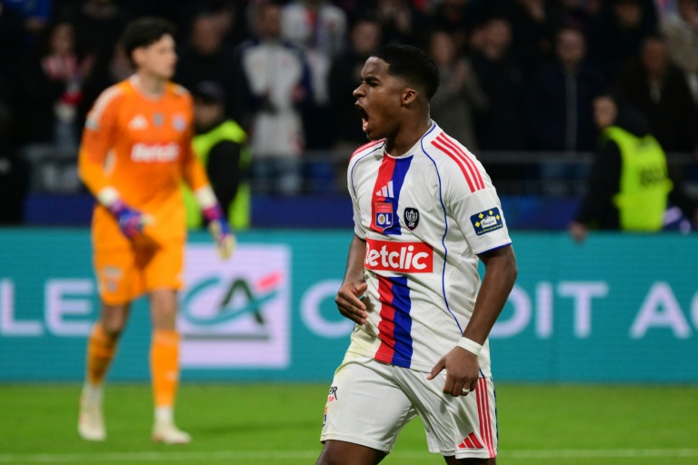 L'attaquant brésilien de Lyon Endrick (D) a marqué son penalty lors de la séance de tirs au but face à Lens, jeudi en quart de finale de la Coupe de France au Groupama stadium, mais les Lensois se sont finalement imposés et affronteront Toulouse en demi-finale