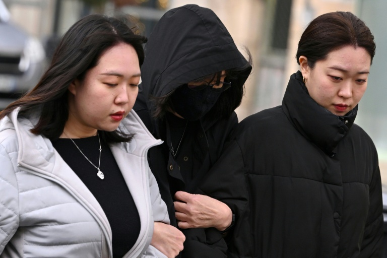 La mère de Narumi Kurosaki, Taeko Kurosaki, au centre, accompagnée par des membres de sa famille, lors de leur arrivée au procès en appel de Nicolas Zepeda, à Vesoul, en Haute-Saône, le 21 décembre 2023