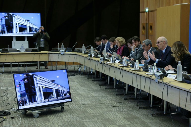 Le mnistre de l'Economie et des Finances Roland Lescure (2e d) lors d'une réunion avec des distributeurs de carburants à Bercy, le 12 mars 2026 à Paris
