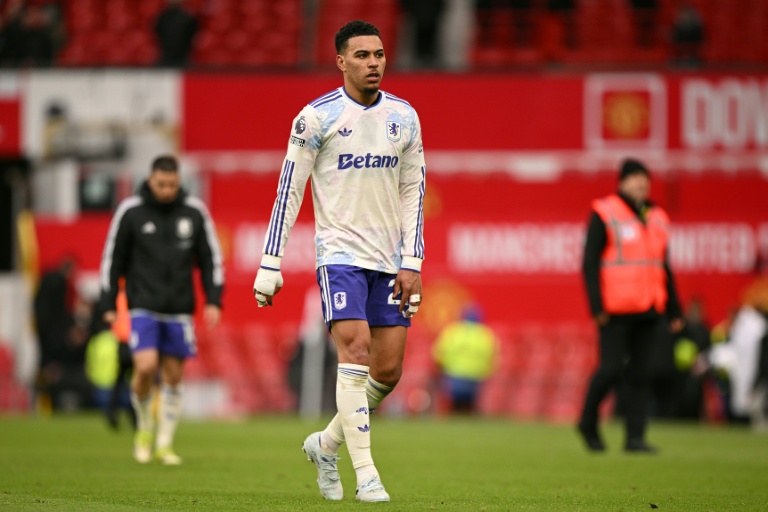 Le joueur d'Aston Villa Morgan Rogers (C), qui affrontera Lille en 8e retour de Ligue des champions le 19 mars 2026, lors du match contre Manchester United, le 15 mars 2026