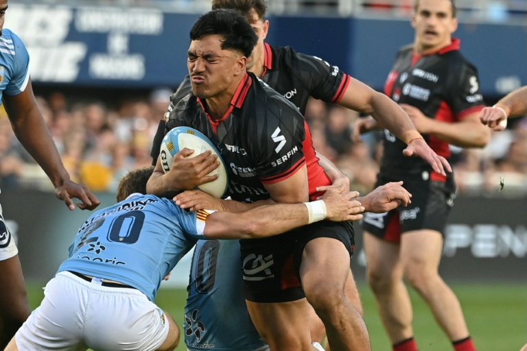 Le centre néo-zélandais de Lyon Josiah Maraku (ballon en main) plaqué lors du match de Top-14 samedi contre Perpignan au Stade Aimé-Giral à Perpignan.