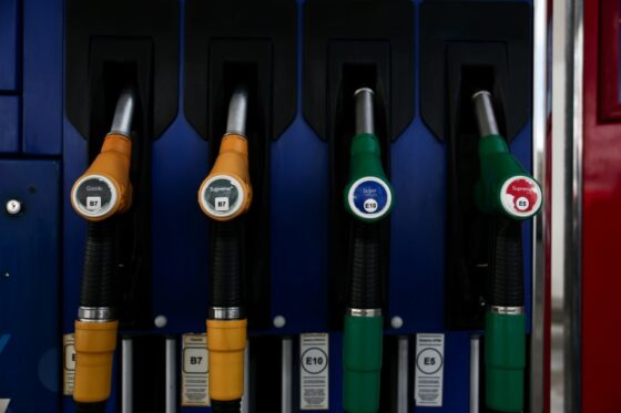Carburants : pourquoi la France ne baisserait-elle les taxes comme en Allemagne ?